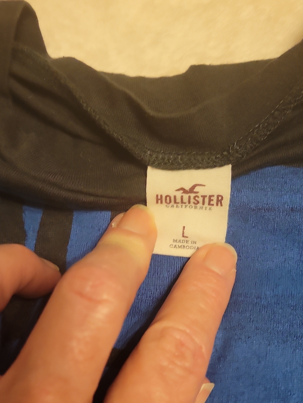 💲Hollister Navy Short Sleeve Tee with Blue Graphic Sz L 3/$8 - Picture 2 of 2